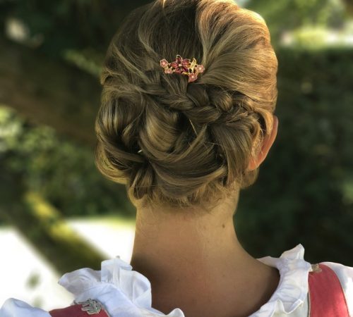 Model in Tracht mit TreJio Turmalin Pink und Saphiren Pink Model in Tracht mit TreJio Turmalin Pink und Saphiren Pink